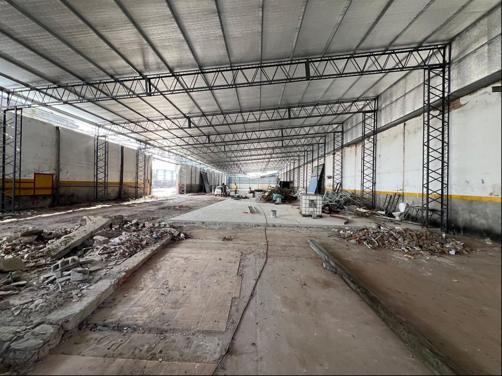Alquiler local de 2000m2 en Bella Vista a estrenar · Foto 2