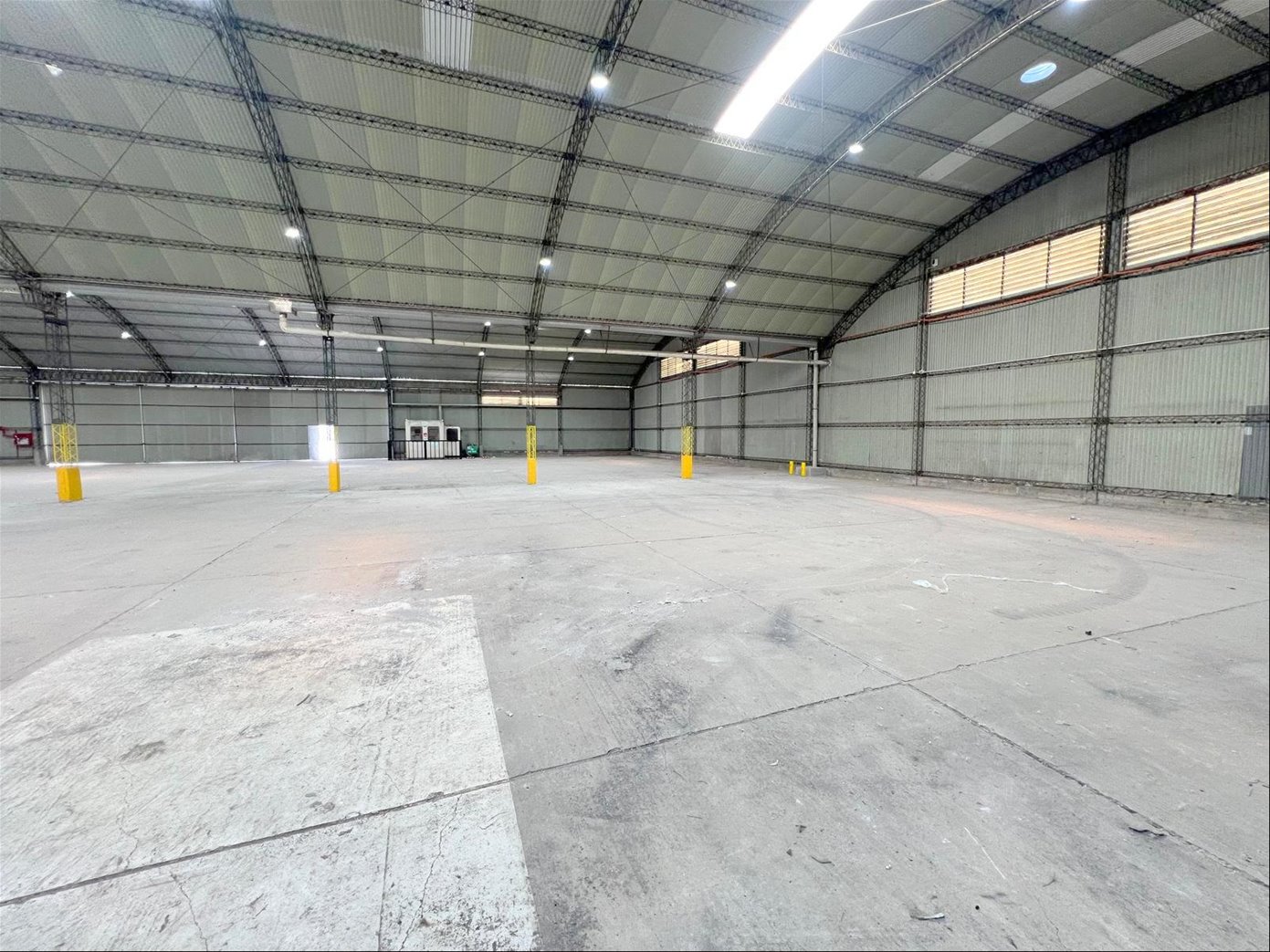 Polo logístico local industrial depósitos 3500m2
