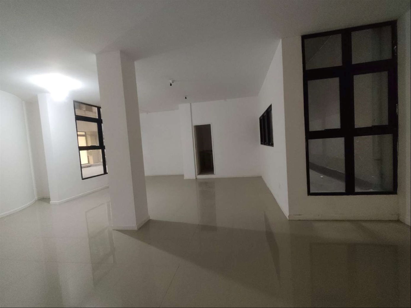 ALQUILER Oficina de 85m2 en Peatonal Sarandí en Ciudad vieja · Photo 4
