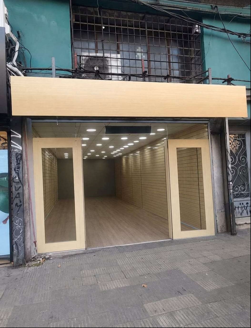 ALQUILER Local comercial de 270m2 en 18 de julio y Tristan Narvaja en Cordón · Foto 3
