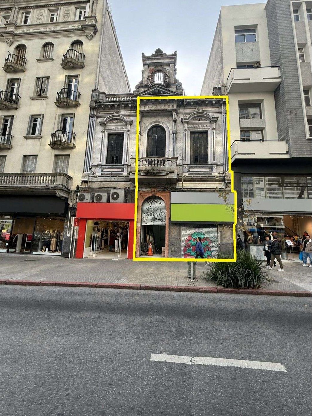 ALQUILER Local comercial de 440m2 sobre 18 de julio en Cordón
