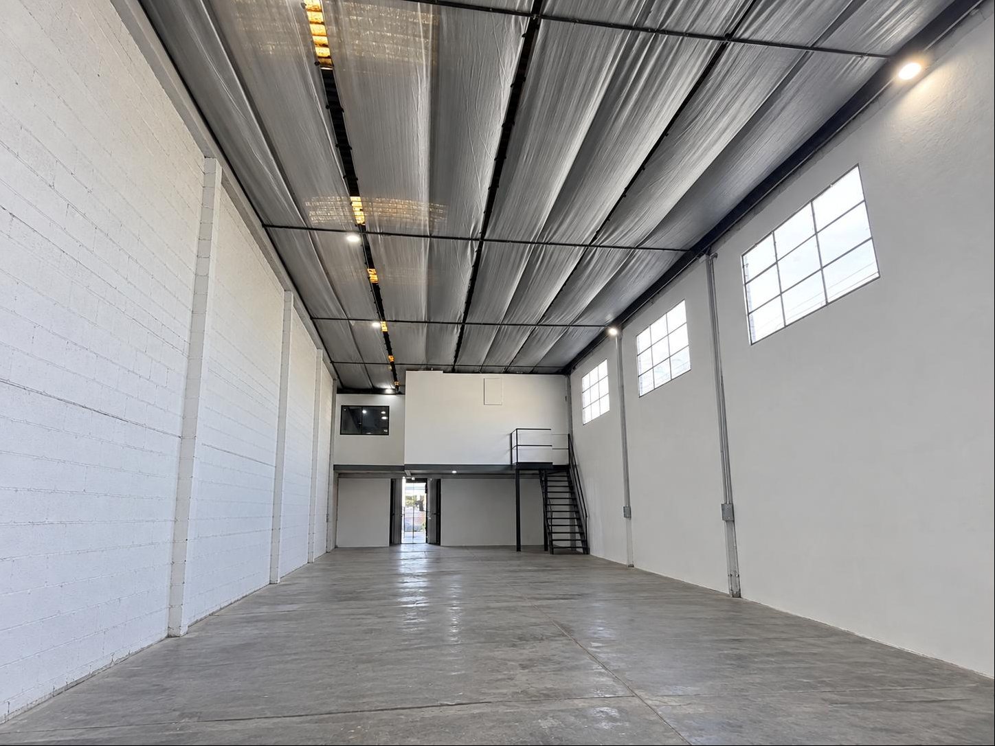 ALQUILER Local Comercial de 1300m2 sobre San Martin en Brazo Oriental · Foto 5