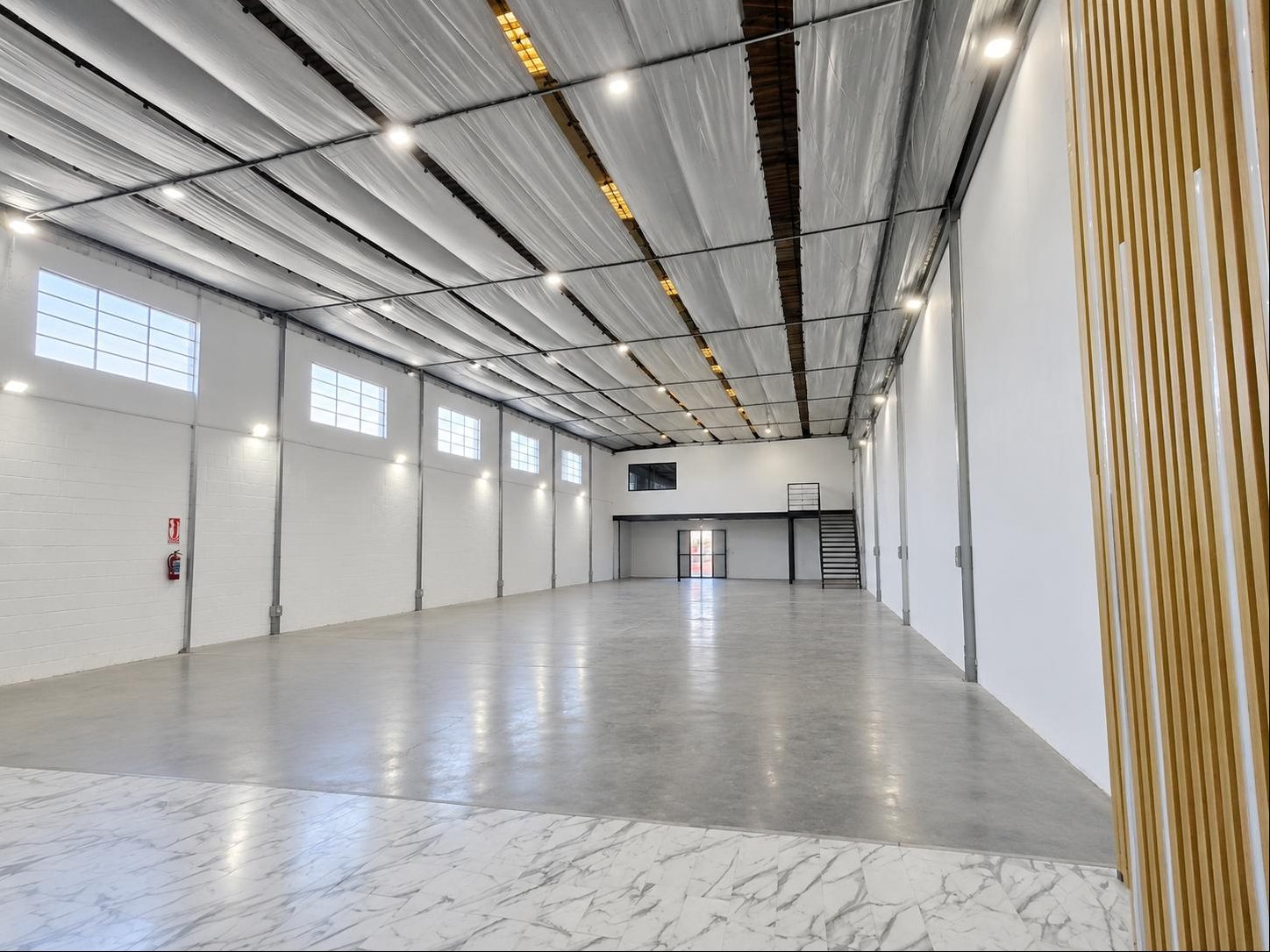 ALQUILER Local Comercial de 1300m2 sobre San Martin en Brazo Oriental · Foto 4