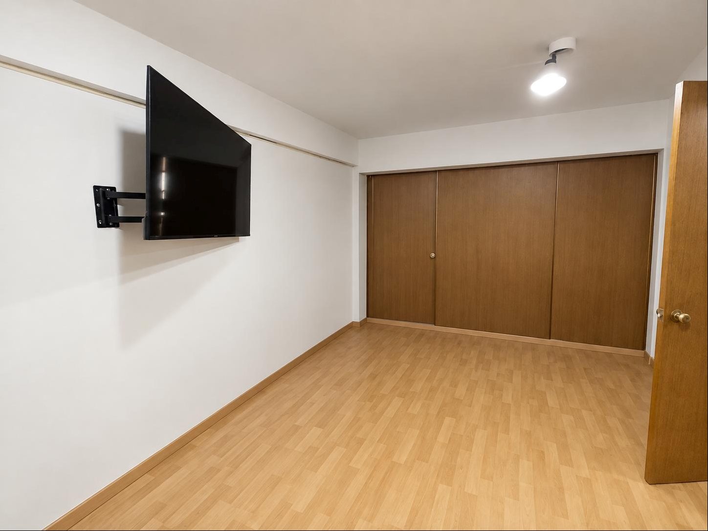 ALQUILER Local Comercial de 1300m2 sobre San Martin en Brazo Oriental · Foto 2