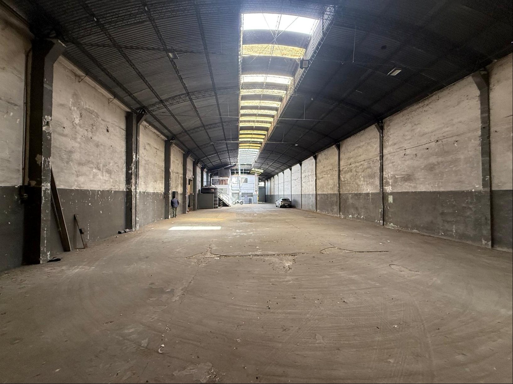 ALQUILER Local industrial de 2042m2 sobre Ariel en Sayago