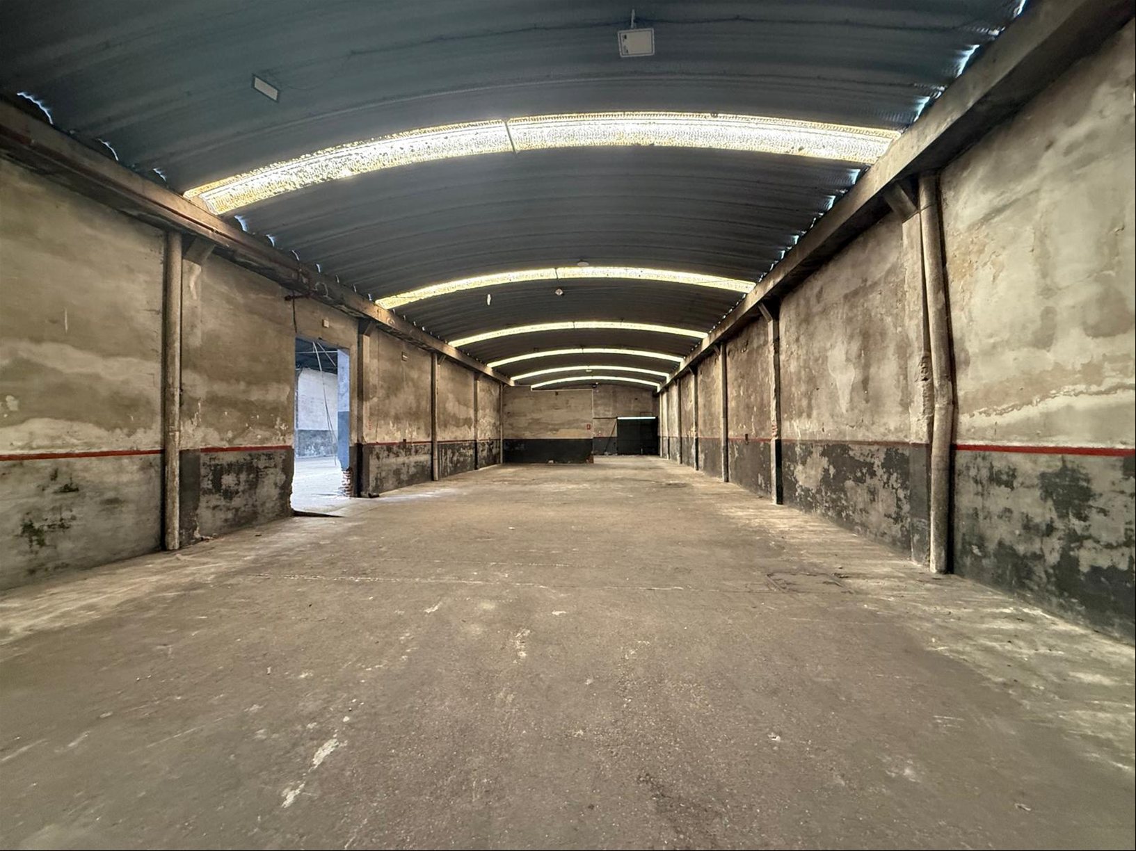 ALQUILER Local industrial de 2042m2 sobre Ariel en Sayago · Foto 2