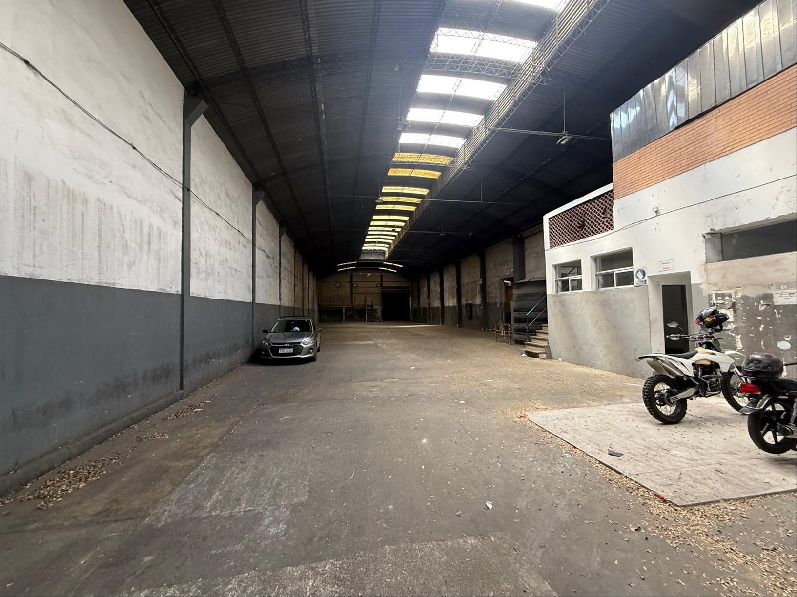 ALQUILER Local industrial de 2042m2 sobre Ariel en Sayago · Foto 4