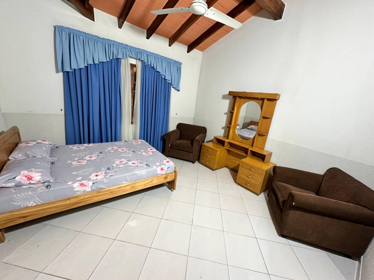 VENDO AMPLIA CASA EN SAN BERNARDINO — foto 3