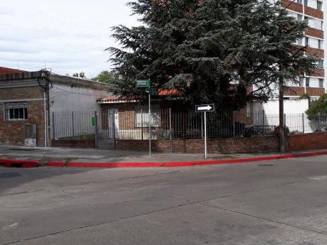 # Local-casa En Esquina Frente A Montevideo Shopping