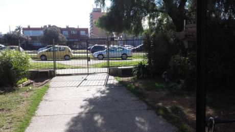Casa De Dos Plantas En Malvin Sobre Av. Italia