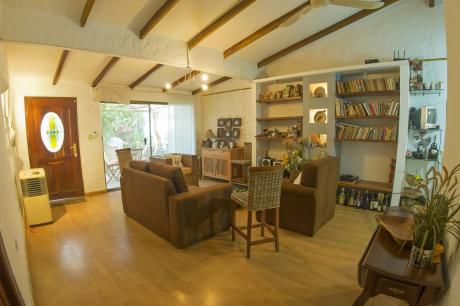 Hermosa Casa Con Detalles En Madera Totalmente Amoblada
