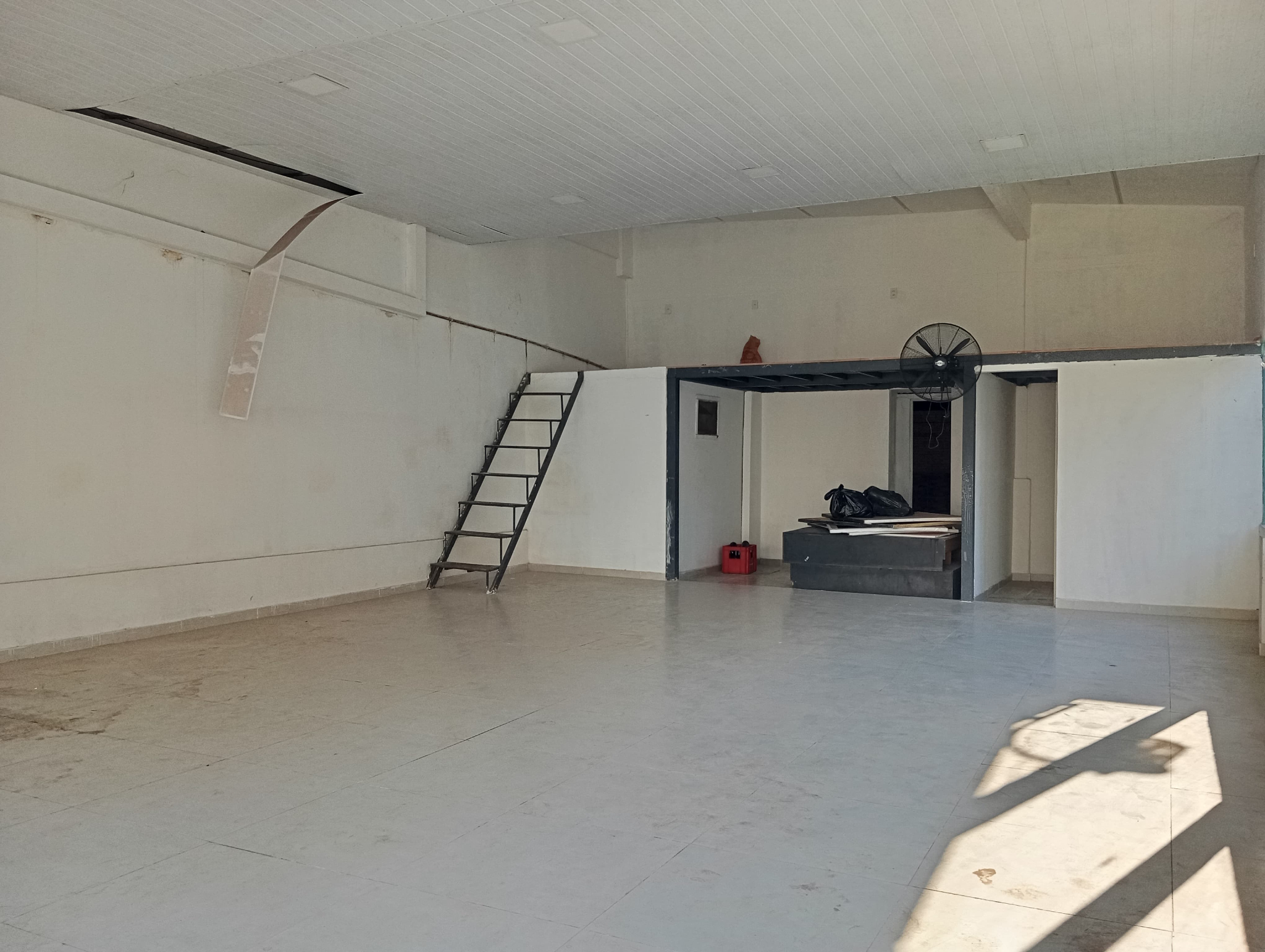 Alquilo Salón Comercial De 350 M2, Fernando De La Mora Zona Sur — foto 2