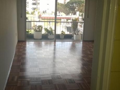 Amplio Apartamento De 2 Y Servicio O 3 Dormitorios!!