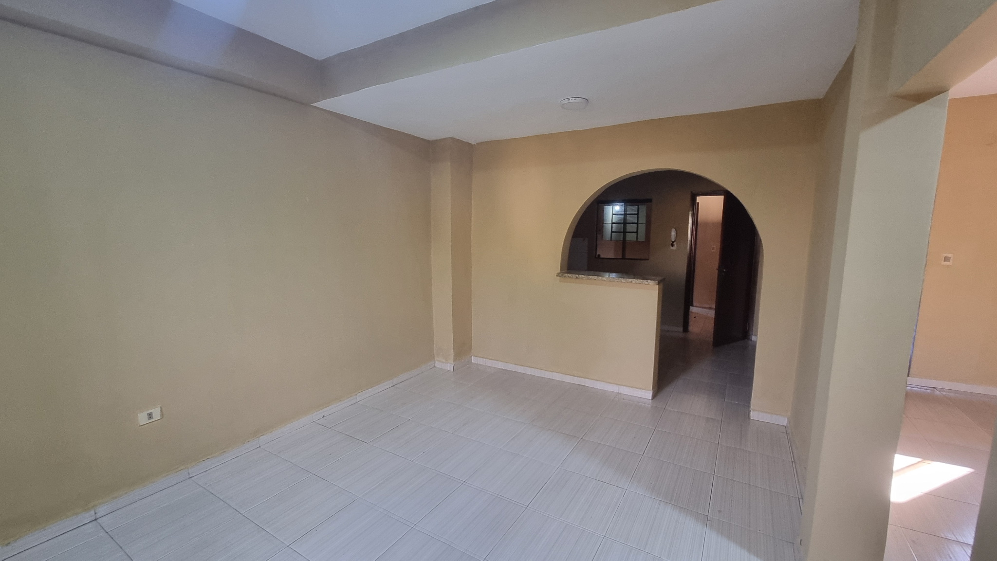 VENDO HERMOSA REWSIDENCIA CON PISCINA EN AREA 1!! — foto 3
