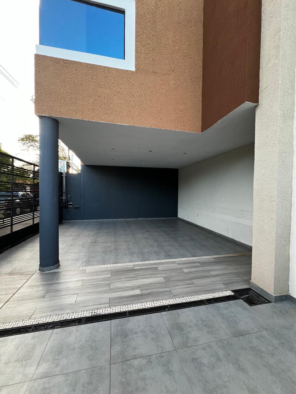 ALQUILO DUPLEX EN ESQUINA EN LAMBARÉ — foto 3