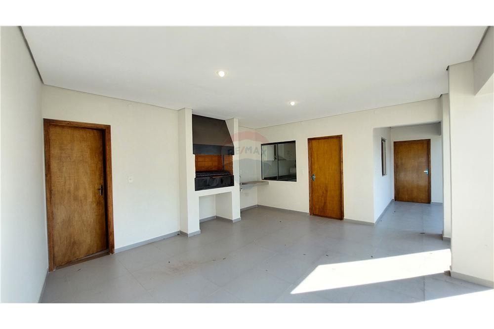 DUPLEX CON PATIO Y AMPLIOS AMBIENTES - LUQUE — foto 3