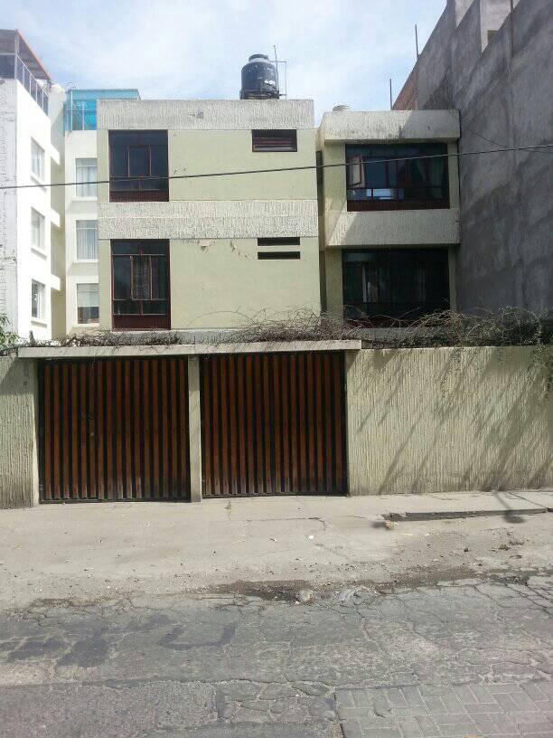 Casa en venta en José Luis Bustamante y Rivero