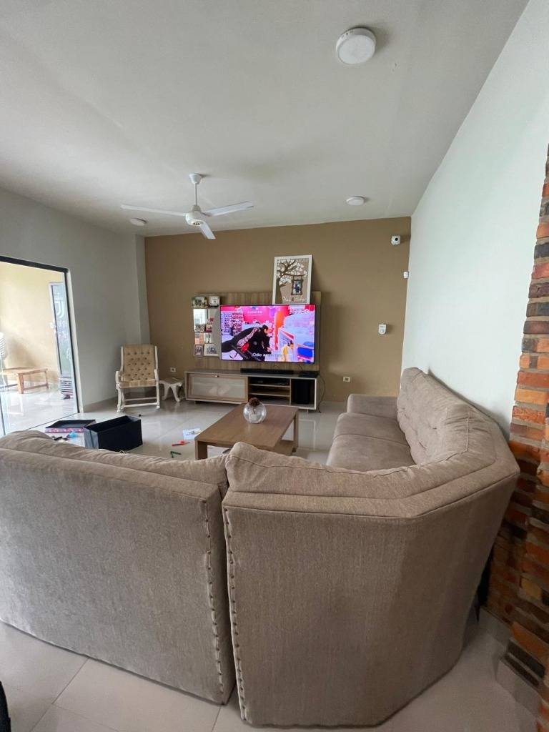 Casa de 2 Pisos con Amplios Espacios y Seguridad en Lambaré - Barrio Santa Lucía — foto 3