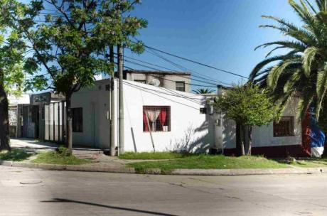 2 Casas + Local Comercial - A Metros De Av.carlos María Ramírez