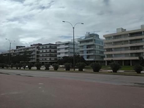 Playa Mansa, Edif. Frente Al Mar. Parada 9