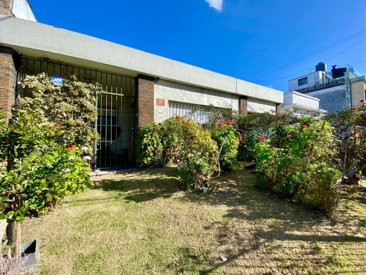 Casa en venta c/ cochera en Nuevo París