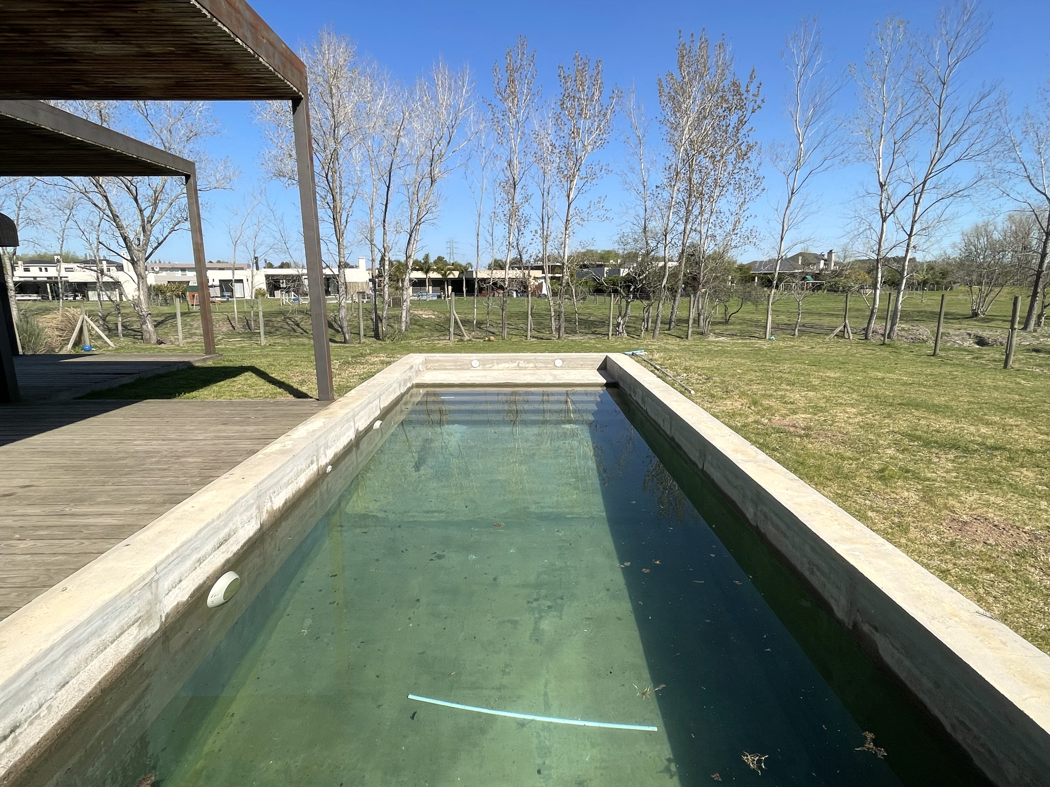 Alquiler casa de 3 dormitorios y servicio con piscina en Viñedos de la Tahona