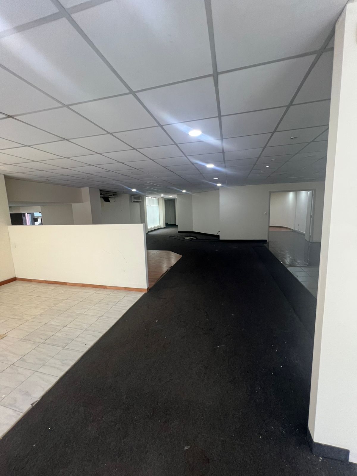 ALQUILO SALÓN Y OFICINAS EN EL CENTRO DE ASUNCION A 3 CUADRAS DEL MALL EXCÉLSIOR — foto 3