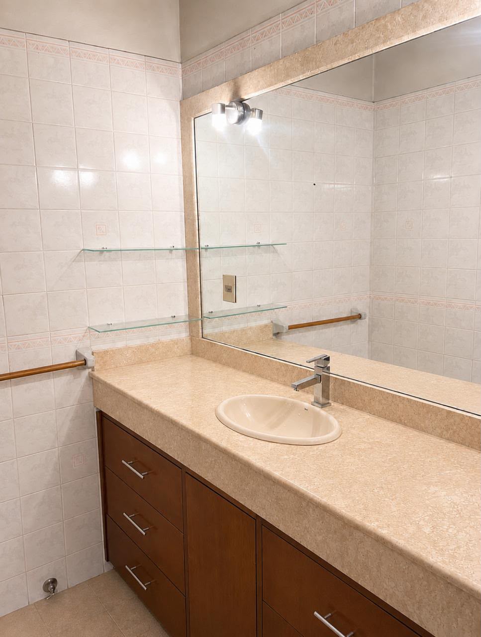 ALQUILO CASA SEMI AMOBLADA EN ZONA RESIDENCIAL DE LAMBARE — foto 2