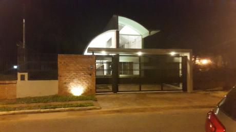 Hermoso Loft En Lambare Sobre Avda Del Yacht Con Salida Al Campo De Golf