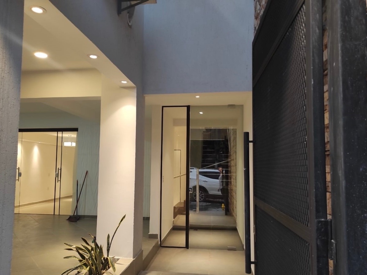 EN VENTA HERMOSO TRIPLEX 450M2 | ZONA AV MEDICOS DEL CHACO — foto 2