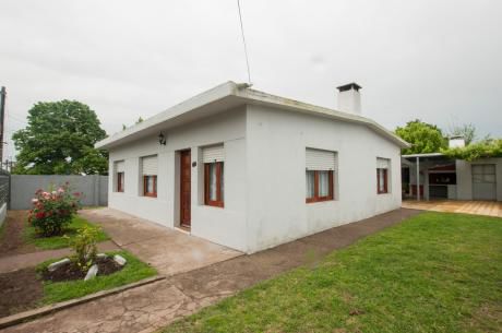 Casa En Barrio Venecia Con Gran Terreno.
