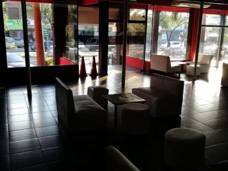Alquilo Amplio Salon Sobre Mcal Lopez 20*20