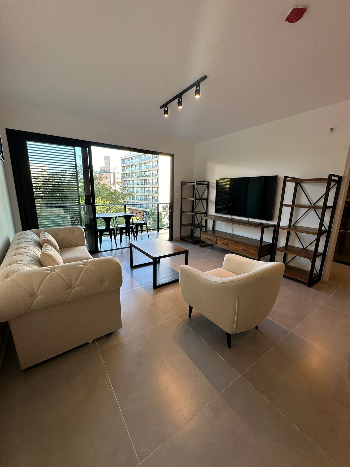 Alquilo Hermoso y Amplio Dpto Amoblado de 2 Habit en Suite — foto 2