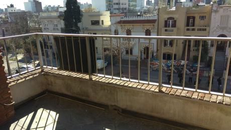 Todo Un Piso, Con Living Comedor Y 2 Dormitorios Al Frente Y Terraza