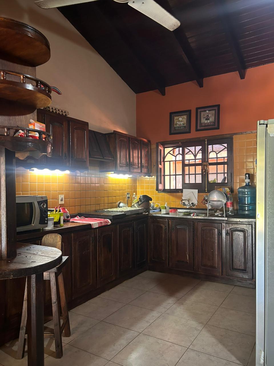 VENDO RESIDENCIA EN LAMBARÉ - ZONA COLEGIO GUTENBERG — foto 2