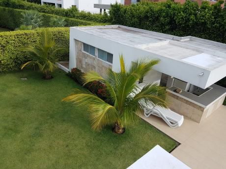 Lujosa Vivienda En Colinas Del Urubo Sector I