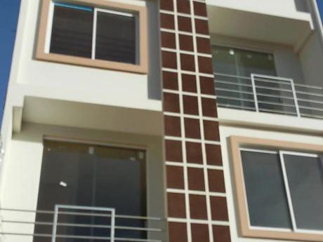 Casa De 3 Plantas De 400mts De Construccion En Sucre, Entrega Inmediata