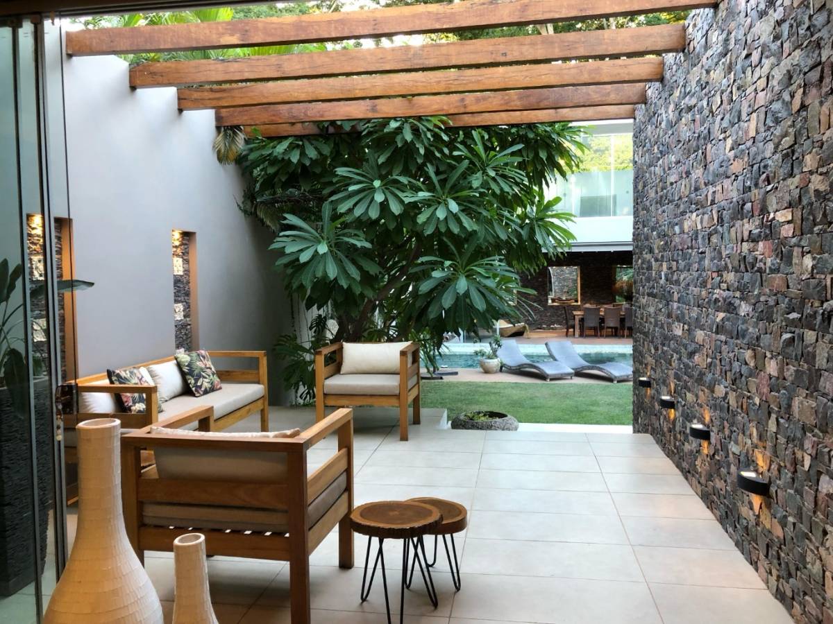 ALQUILO EXCLUSIVA CASA AMOBLADA ESTILO BALI, BARRIO RECOLETA, ASUNCIÓN — foto 3
