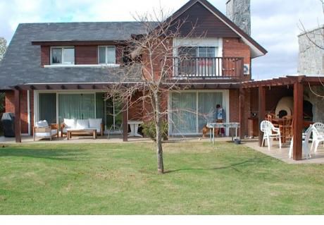 La Tahona. Lomas De Carrasco. Estupendo Chalet Con Piscina.