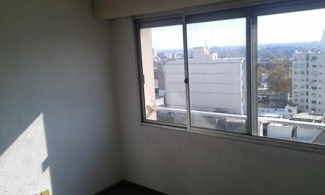 Apto En Pleno 18 De Julio, Amplios Ventanales.
