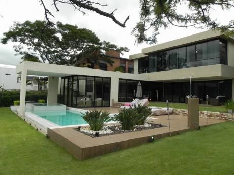 Casa De 4 Dormitorios En Suite, En El Yacht, Sobre El Campo De Golf