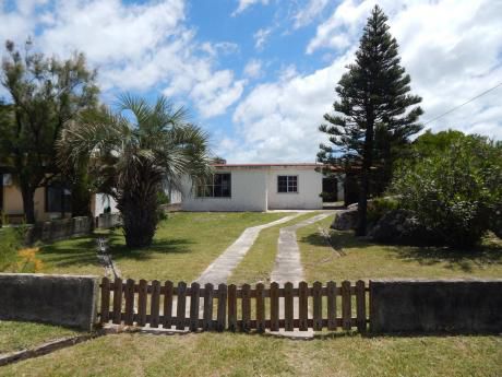 Casa En Alquiler, Piriápolis, Frente A La Playa San Francisco.
