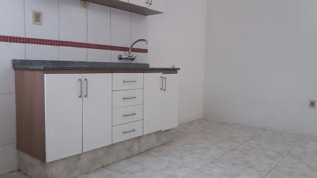 Moderna Casa 2 Dormitorios Con Patio Y Entrada De Vehículos