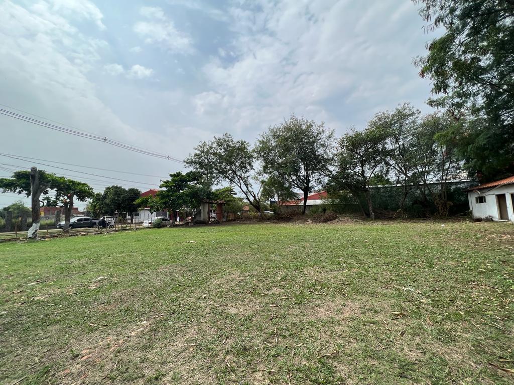 Alquilo amplio terreno, al costado del Shopping  M.R.A — foto 2