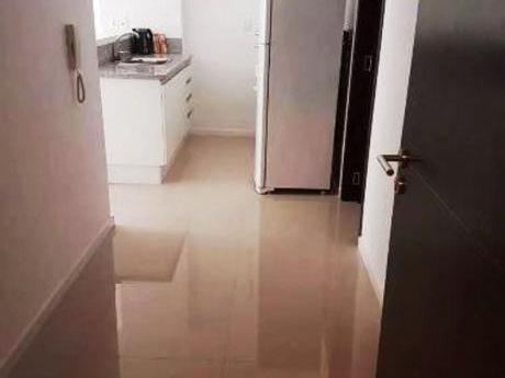 Venta De Apartamento 2 Dormitorios C/gge Y Patio En Centro, Montevideo