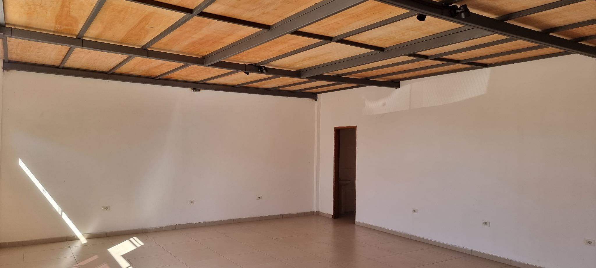 Hermoso Deposito Showroom Y Oficina Sobre Av Calle Ultima Defensores Chaco Lynch — foto 2