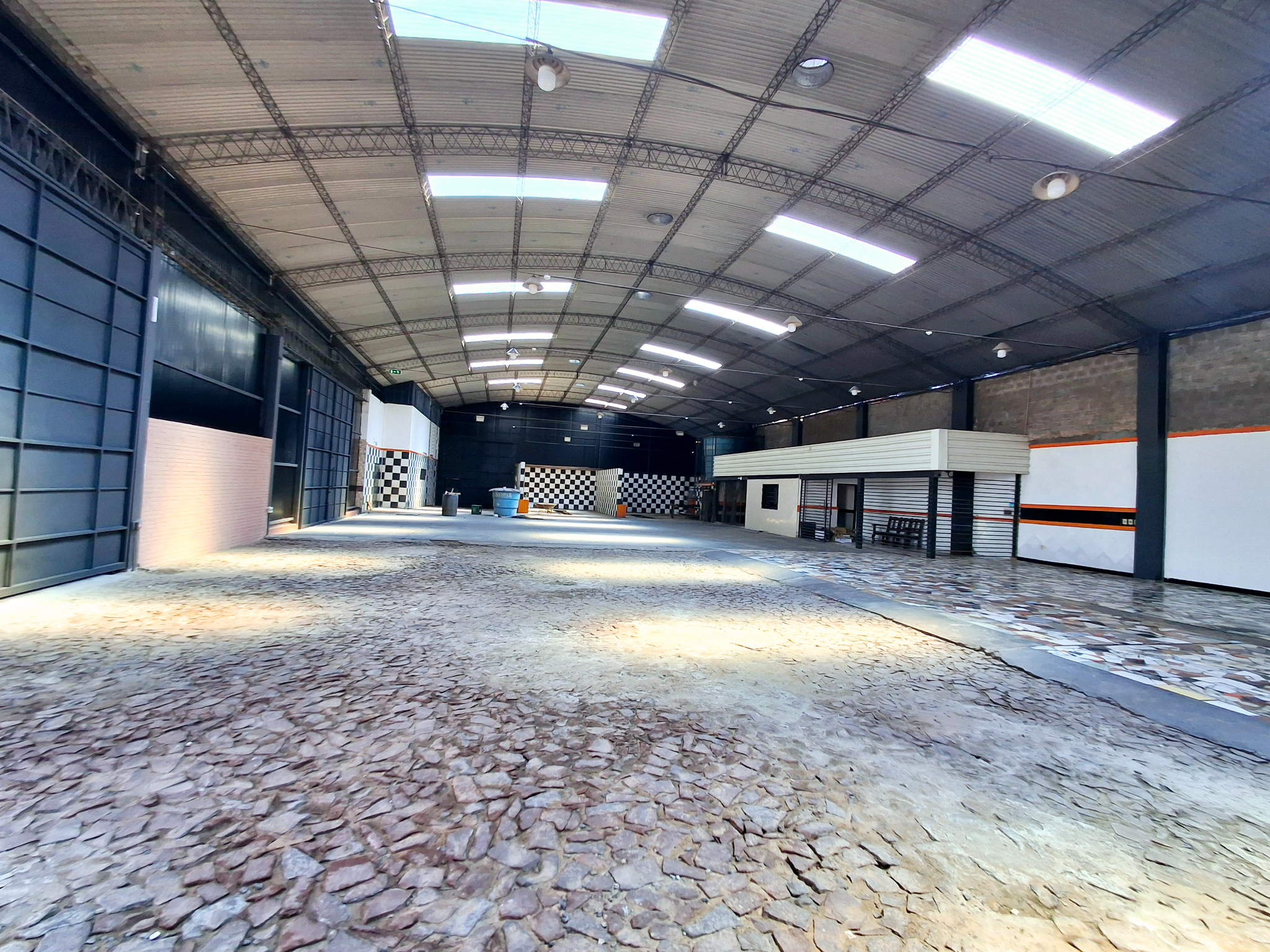 ALQUILO AMPLIO TINGLADO Y OFICINAS/SHOW ROOM — foto 2