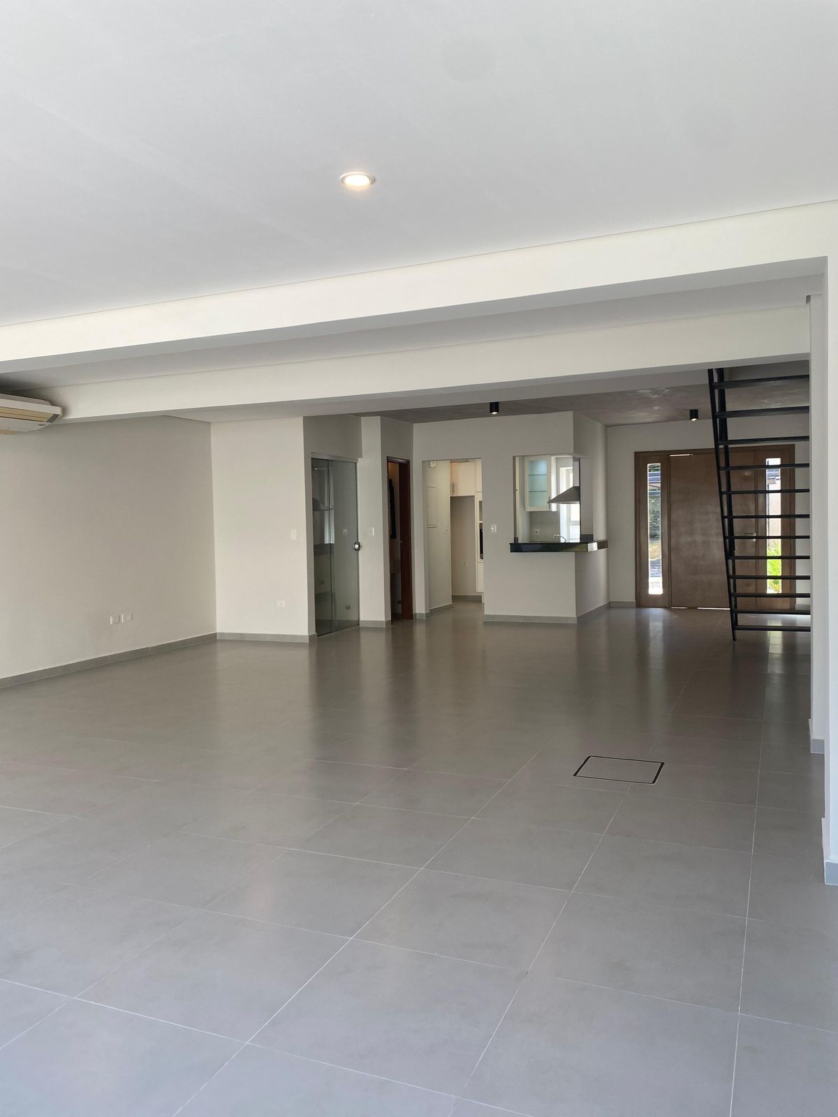 ALQUILO CASA EN BO MBURUCUYA DE 3 DORMITORIOS — foto 3