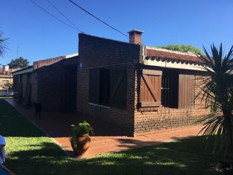Casa Esquina Con Excelente Ubicación En Muy Buen Estado.