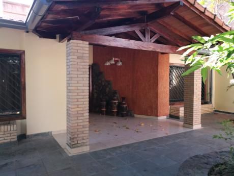 Vendo Casa Amplia En Bo.jara ( 1 Cuadra De Brasilia Y España)